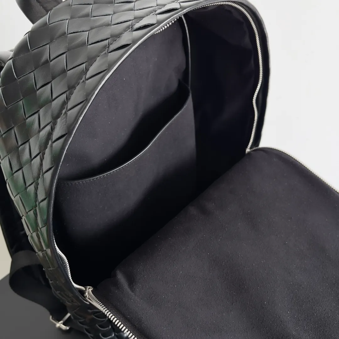 Batch 3100 BV’s new woven backpack is so delicious ~ BV has finally released a backpack that I have been looking forward to for a hundred times ~ Full of details Luxurious leather + ultimate details + invincible capacity, it’s really awesome ~ Unique weaving technology and soft and comfortable calfskin imported from Italy. The design of the wide shoulder straps makes the stress points on the shoulders more even. There is a laptop compartment inside with double zipper opening. Daily commuting is not a problem at all! Style number: 730728 Size: 28*15*41
